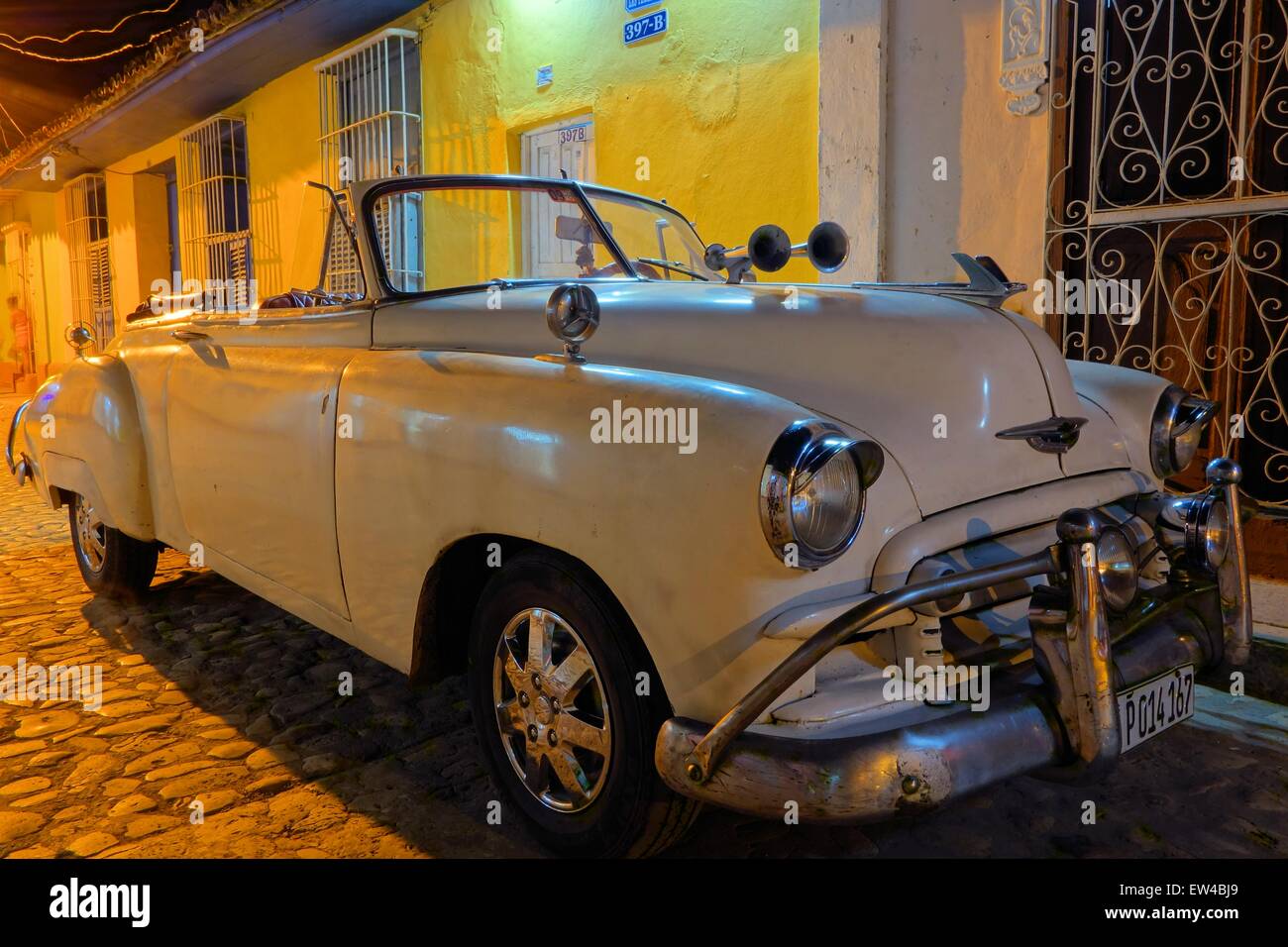 American classic convertibile in la strada di ciottoli di Trinidad, Cuba. Foto Stock