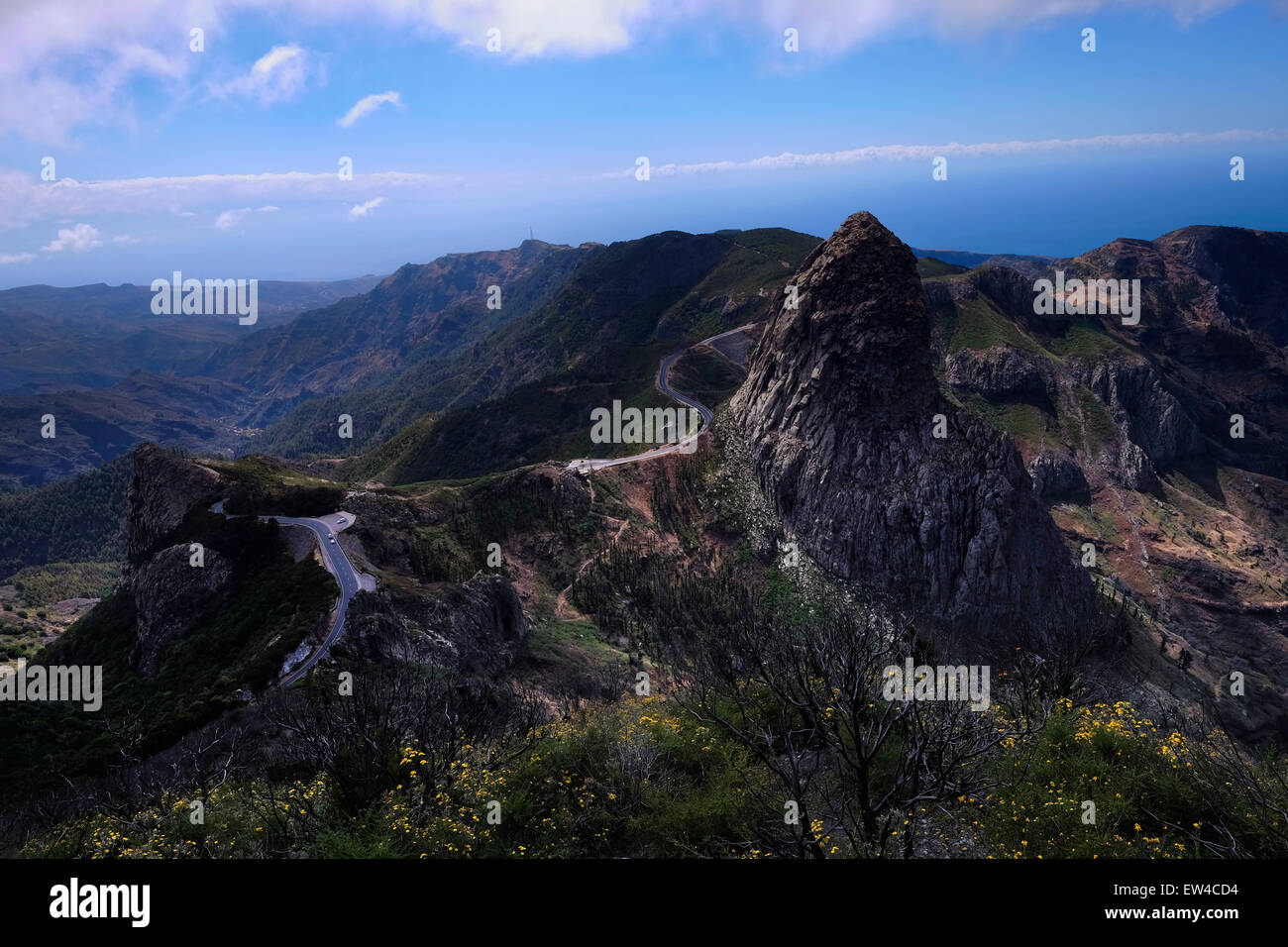 Vista di Roque de Agando una formazione rocciosa prominente uno dei più prominenti di un gruppo di tappi vulcanici chiamato semplicemente Los Roques, nell'isola di la Gomera, una delle più piccole isole Canarie una comunità autonoma della Spagna Foto Stock