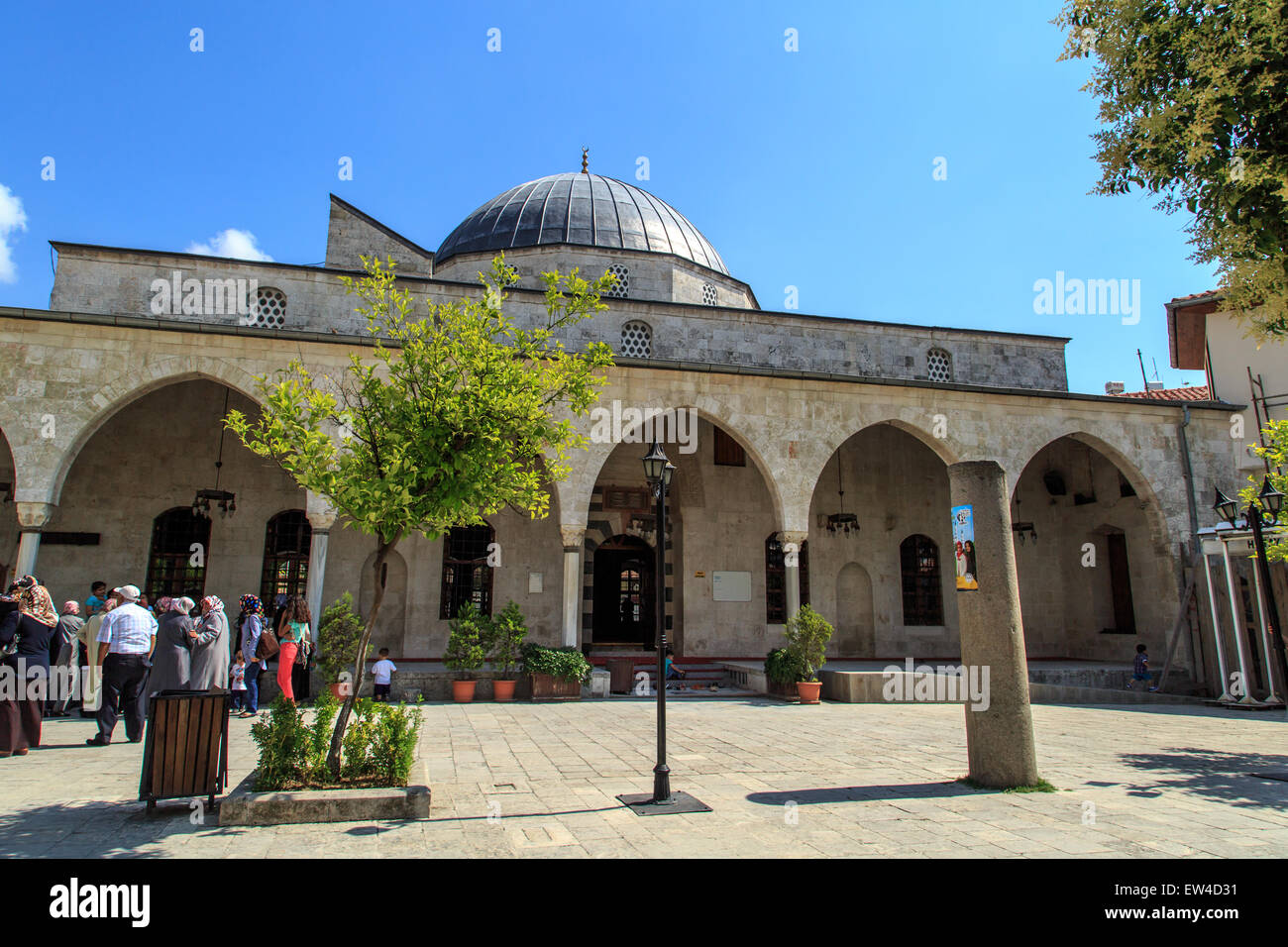 HATAY, Turchia - 7 Giugno 2015 : persone camminare nel cortile della storica vecchia Habibi Neccar moschea, noto come il primo mosq Foto Stock