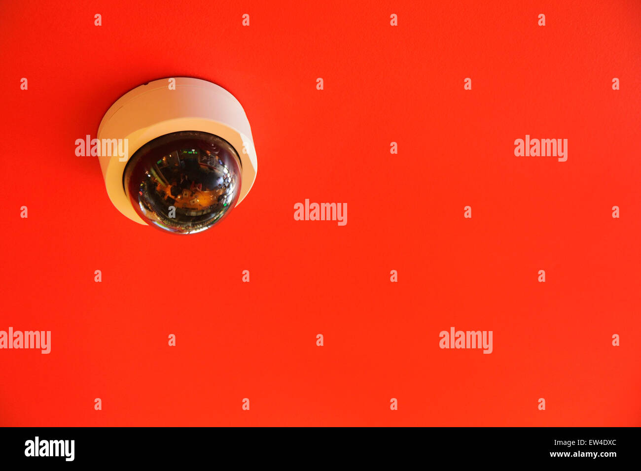 Telecamera di sorveglianza sul soffitto rosso, STATI UNITI D'AMERICA Foto Stock