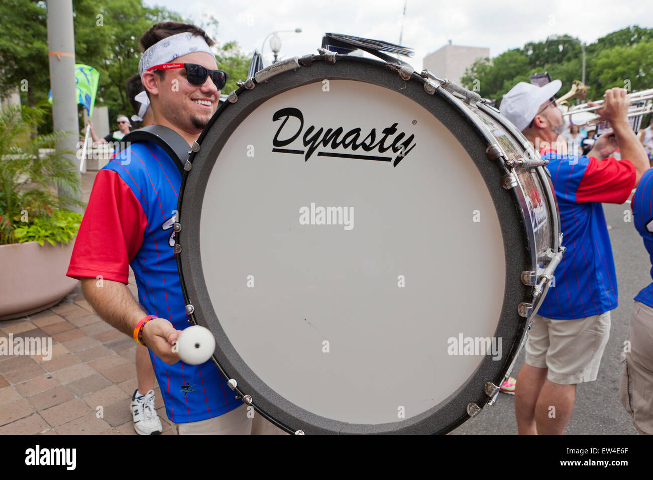 L'uomo suonare il tamburo di base in Marching Band - USA Foto Stock
