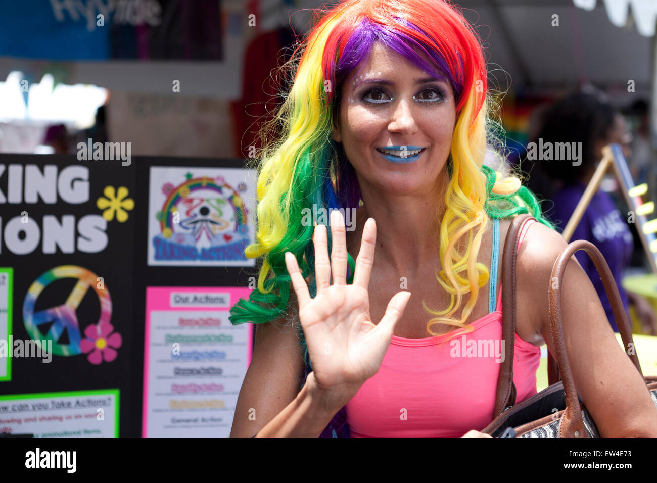 Donna che indossa parrucca arcobaleno a CC orgoglio - Washington DC, Stati Uniti d'America Foto Stock