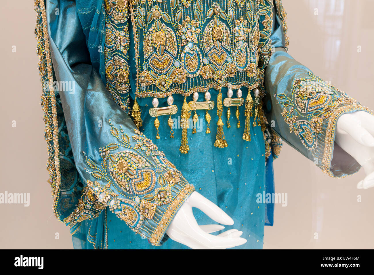 Omani abito da sposa display - Sultan Qaboos Cultural Center, Washington DC, Stati Uniti d'America Foto Stock