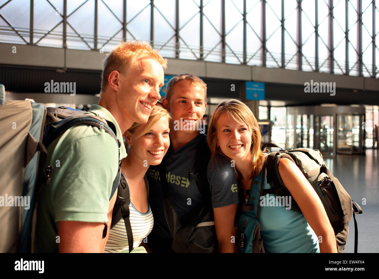 Un gruppo di giovani di quattro canadesi che viaggiano in treno in tutta Europa presso la stazione di Atocha in Madrid Spagna. Foto Stock