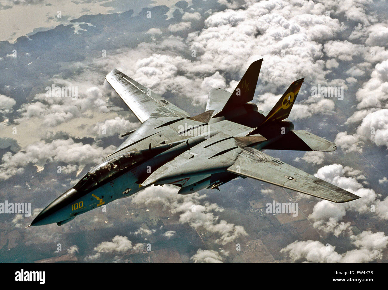 Stati Uniti d'America. 2 Ottobre, 2013. Stati Uniti Navy F-14 Tomcat.La F-14 Tomcat è un supersonico, twin-motore, scansione variabile ala, due-luogo strike fighter fabbricato da Grumman Aircraft Corporation. Le molteplici attività di navigazione, l'acquisizione del Target, contatore elettronico misure (ECM), armi e l'occupazione sono divisi tra il pilota e il radar intercettare officer (RIO). Missioni primarie comprendono sciopero di precisione contro bersagli di terra, aria di superiorità e Fleet Air Defense. Funzioni.come uno Strike Fighter, il Tomcat è in grado di distribuire un assortimento di aria-terra di inesplosi (MC-80 serie GP bombe, Foto Stock