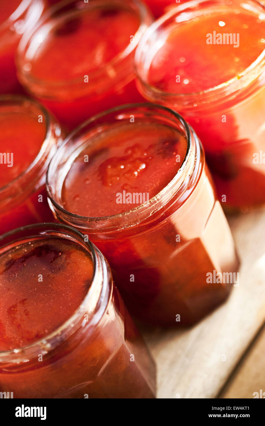 Vasi di marmellata di albicocca su un tavolo di legno Foto Stock