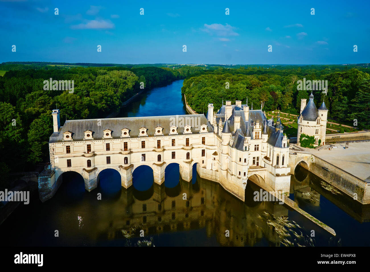 Francia, Indre-et-Loire, Castello di Chenonceau e il fiume Cher Foto Stock