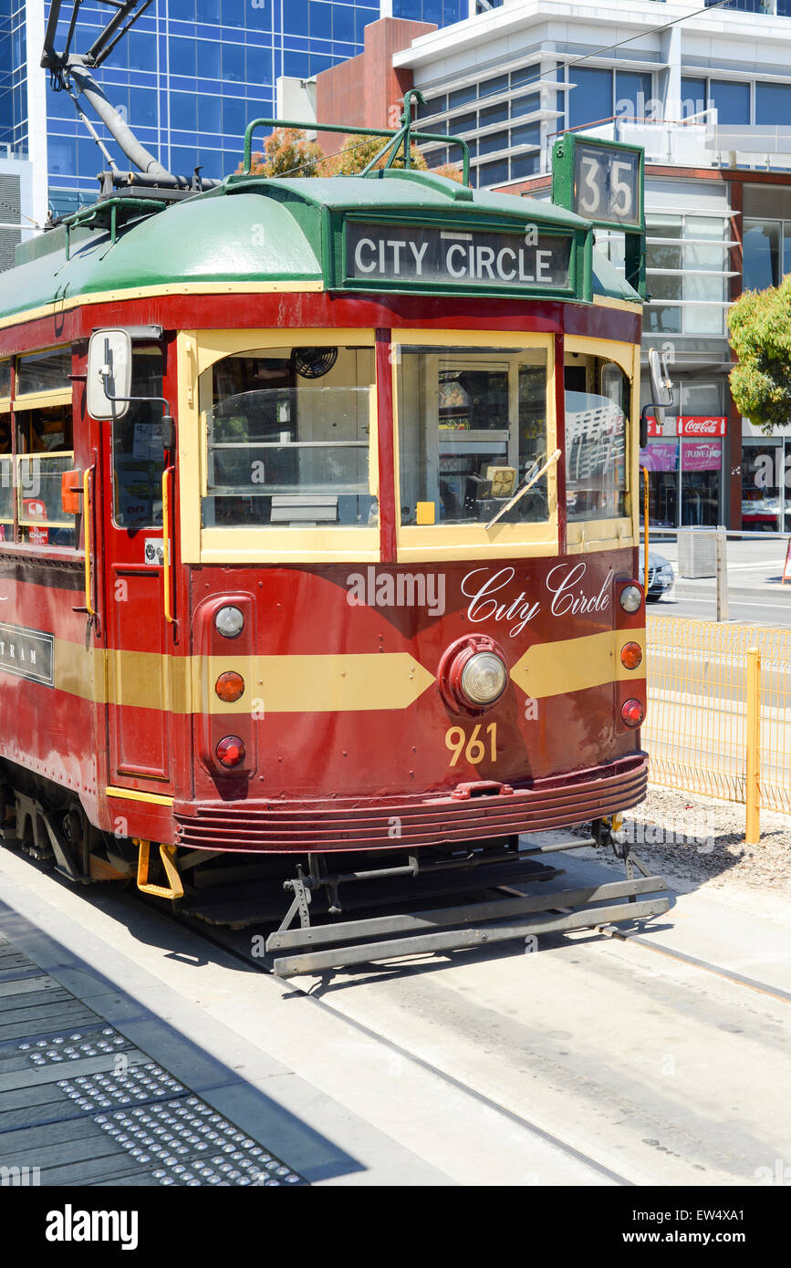 Vintage prendendo il tram turisti in giro per la città la linea di cerchio a Melbourne, Australia Foto Stock