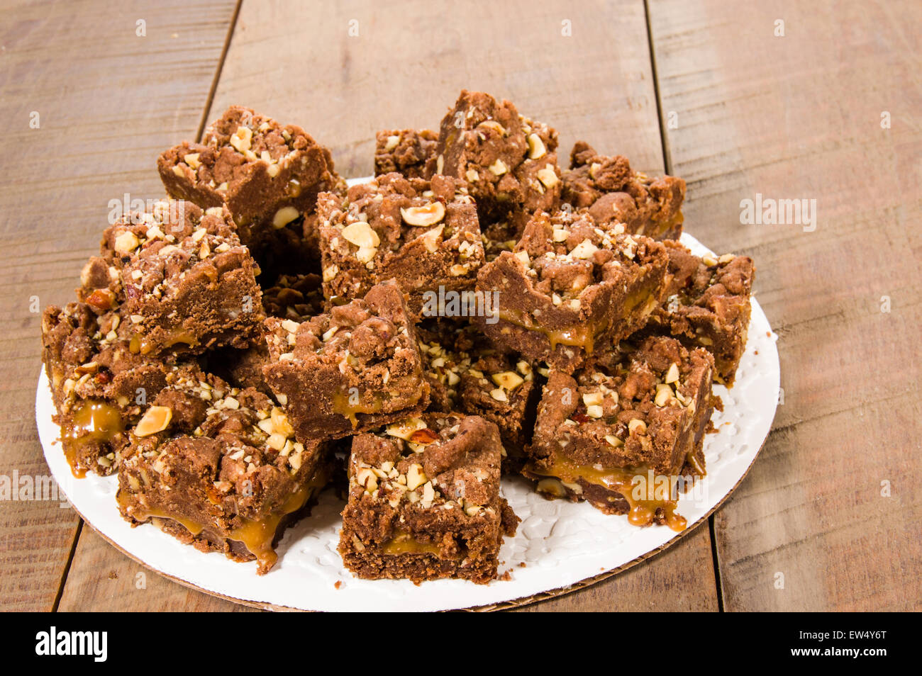 Cioccolato brownie al caramello con dadi su una piastra Foto Stock