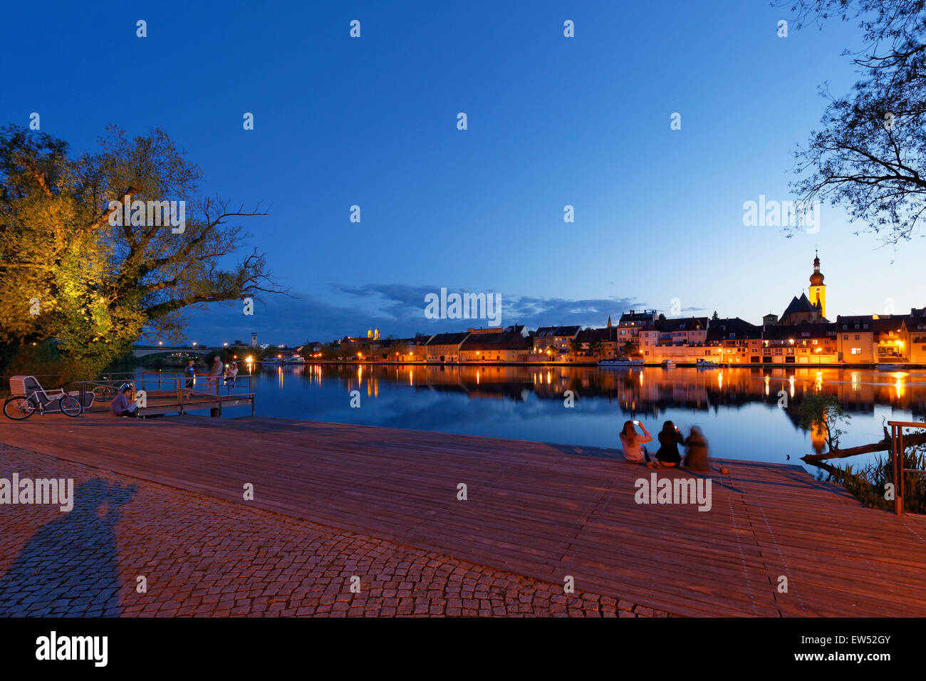 Vista dai locali del giardino Gartenschau festival attraverso il fiume Main, Kitzingen, Mainfranken, bassa Franconia Foto Stock