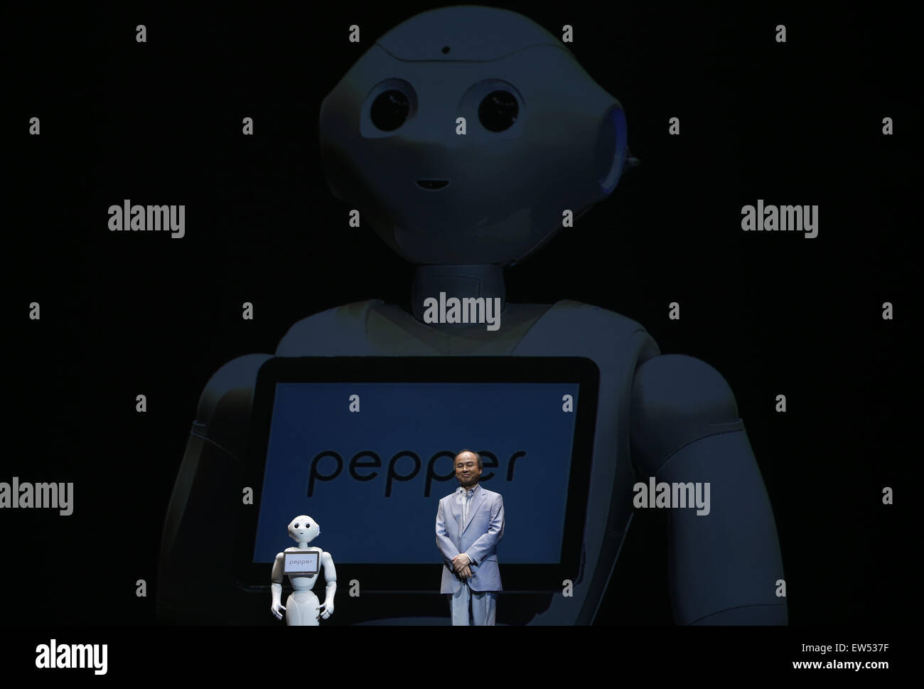 Chiba, Giappone. Il 18 giugno, 2015. Presidente Softbak Masayoshi figlio frequenta una conferenza stampa con un robot umanoide 'Pepe' in Chiba, nei pressi di Tokyo, Giappone, 18 giugno 2015. Softbank ha annunciato che inizierà a vendere il robot emotivo al pubblico il 20 giugno con il prezzo di 198 yen (circa 1,610 dollari USA). Credito: Stringer/Xinhua/Alamy Live News Foto Stock