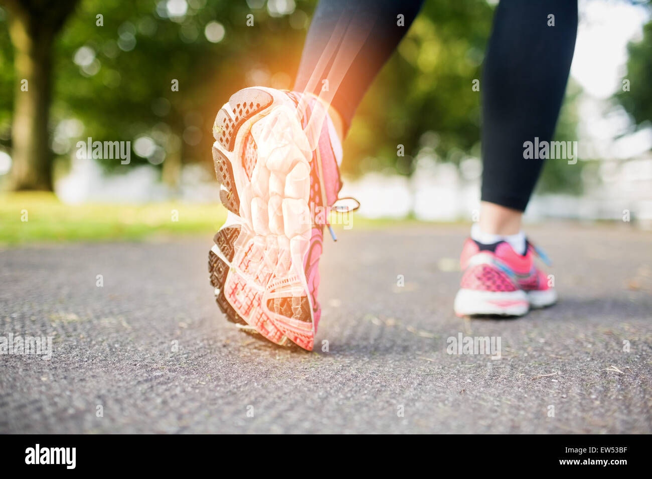 Evidenziate le ossa del piede del jogging donna Foto Stock