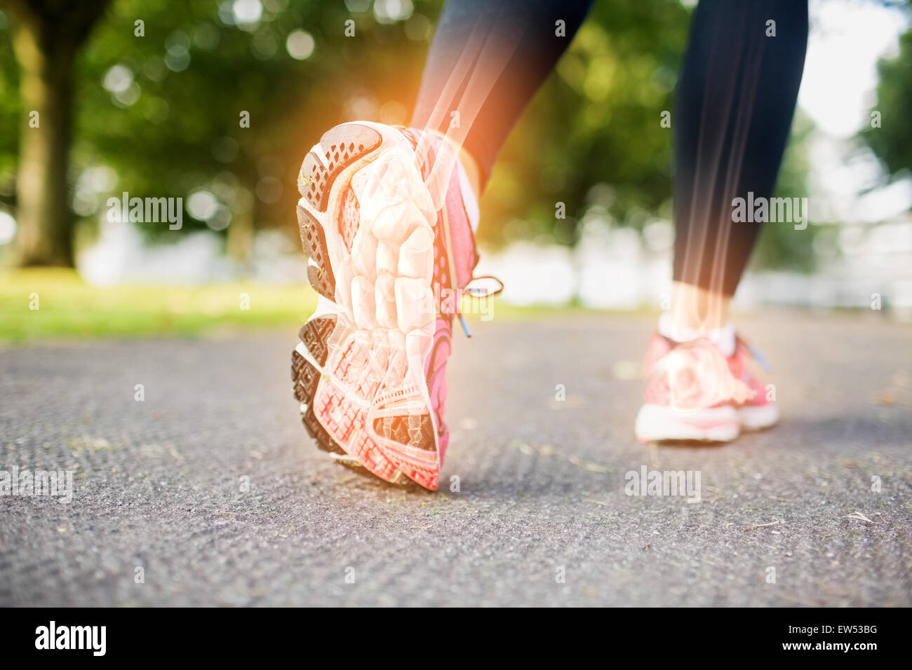 Evidenziate le ossa del piede del jogging donna Foto Stock