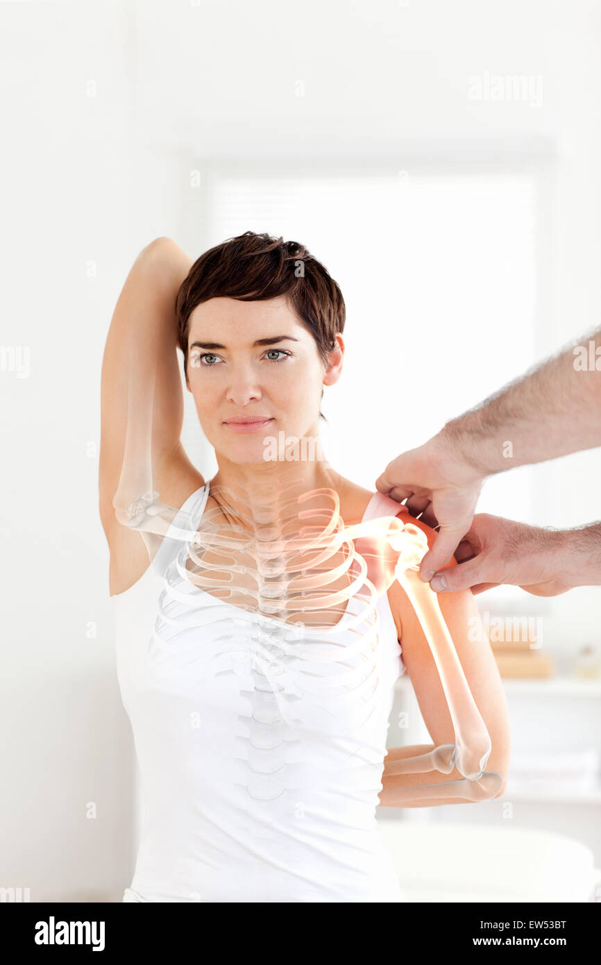 Evidenziate le ossa della donna al fisioterapista Foto Stock