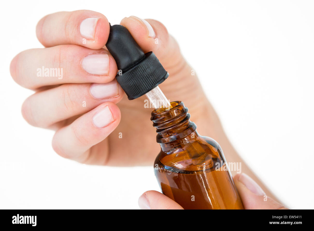 Donna che mantiene una bottiglia di medicina Foto Stock