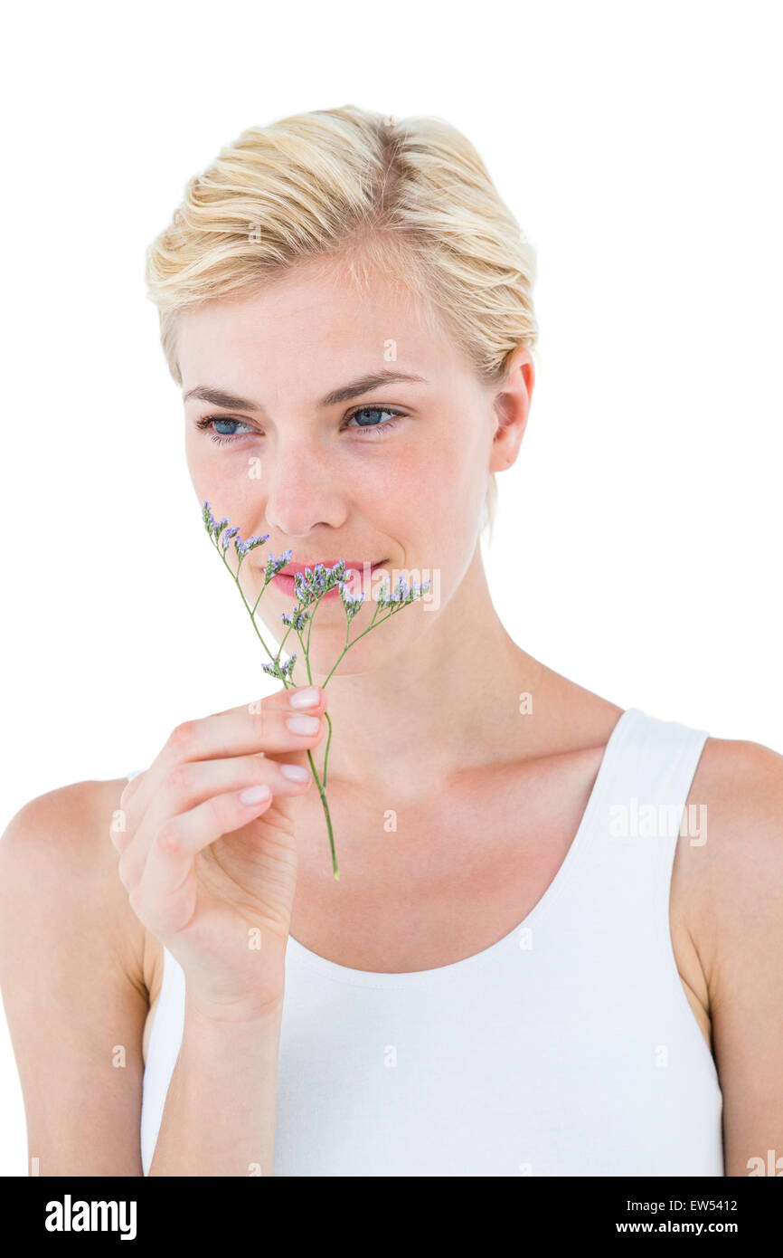 Una splendida bionda donna profumati fiori secchi Foto Stock