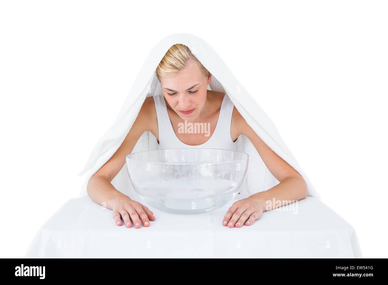 Donna bionda inalazione di medicine a base di erbe Foto Stock