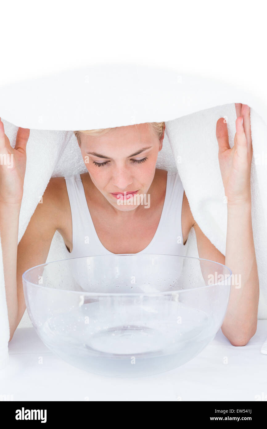 Donna bionda inalazione di medicine a base di erbe Foto Stock