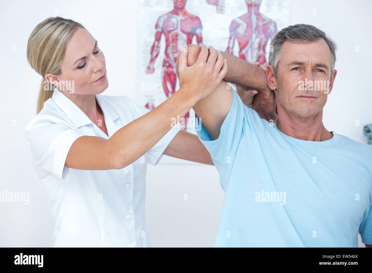 Medico allungamento di un braccio di uomo Foto Stock