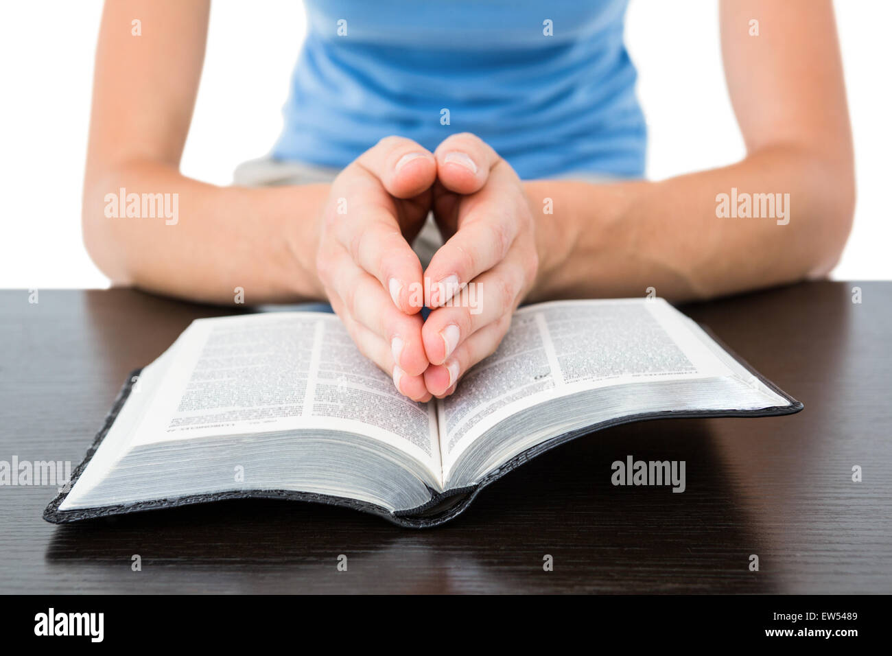 Donna che prega durante la lettura della Bibbia Foto Stock