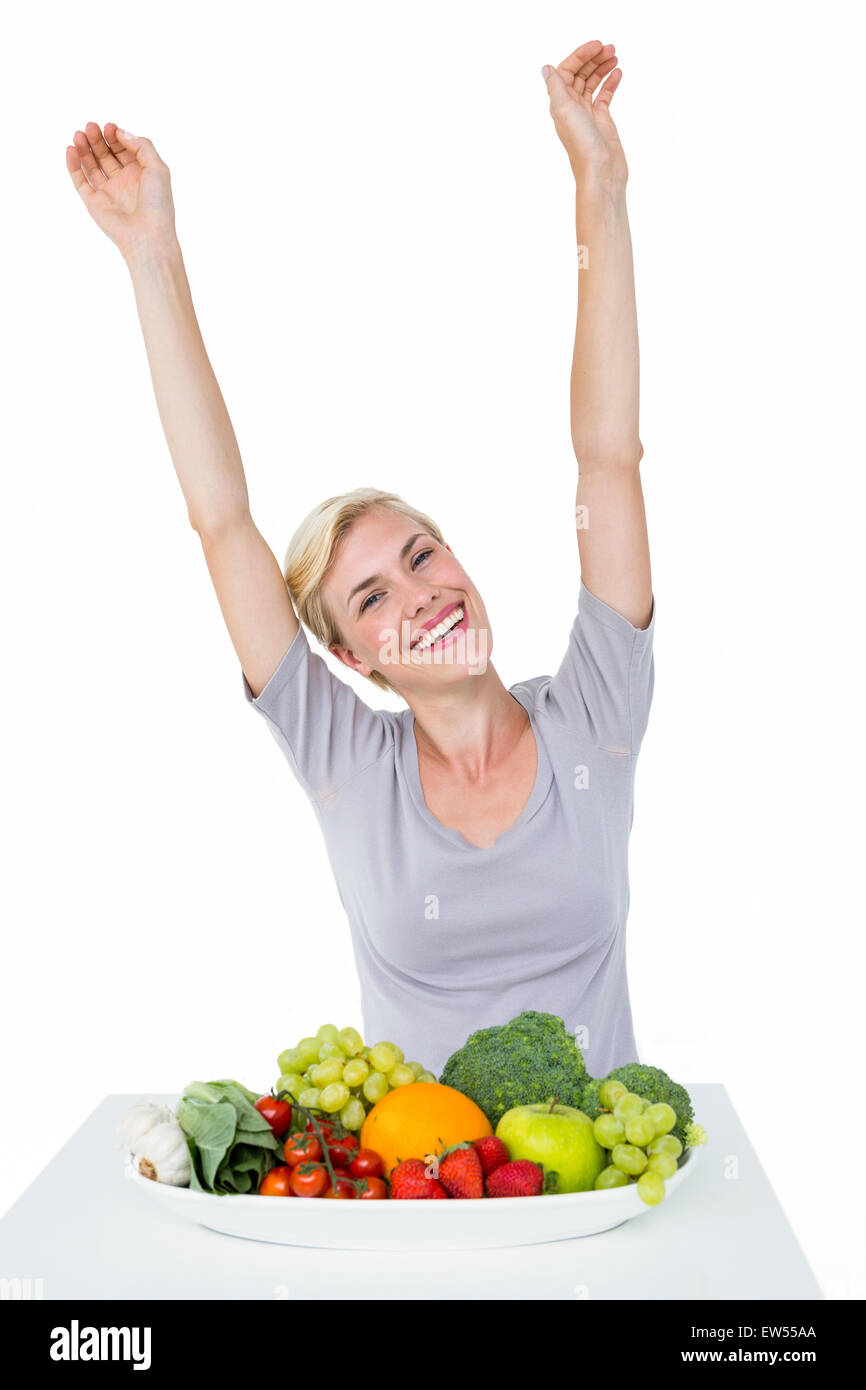 Felice donna bionda tifo mentre è seduto sopra il cibo sano Foto Stock