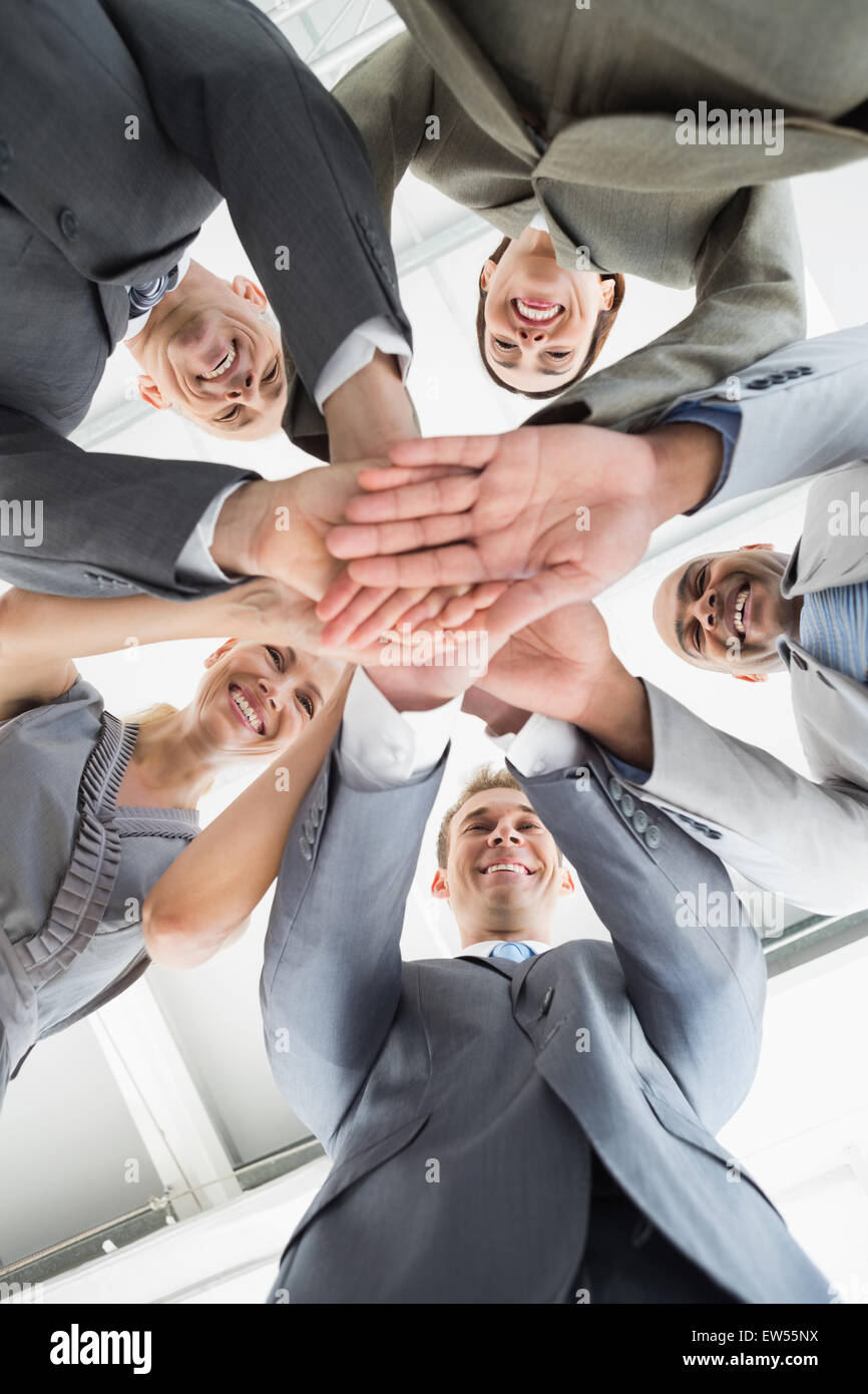I dipendenti di mettere le mani insieme Foto Stock