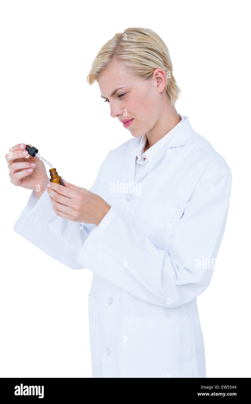 Medico di foratura con il flacone di farmaco Foto Stock