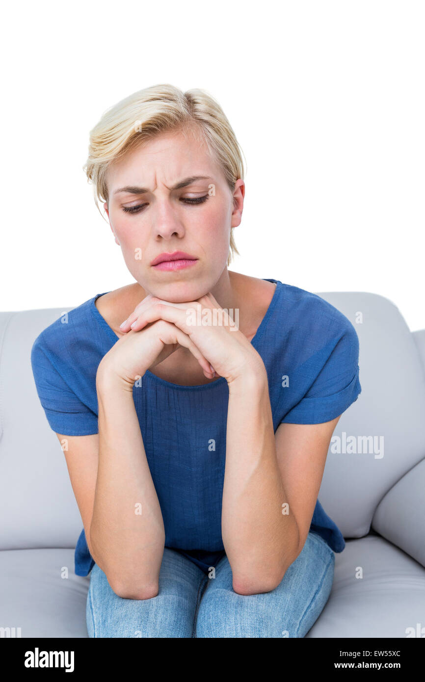 Premurosa donna bionda seduta sul lettino Foto Stock