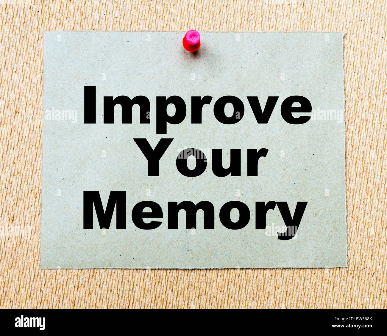 Migliorare la vostra memoria scritti sulla carta nota appuntata con la puntina rossa sulla tavola di legno. Business Immagine concettuale Foto Stock