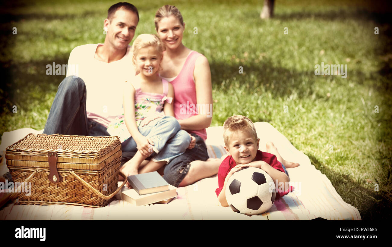 I genitori e i bambini in un momento di relax a un picnic Foto Stock