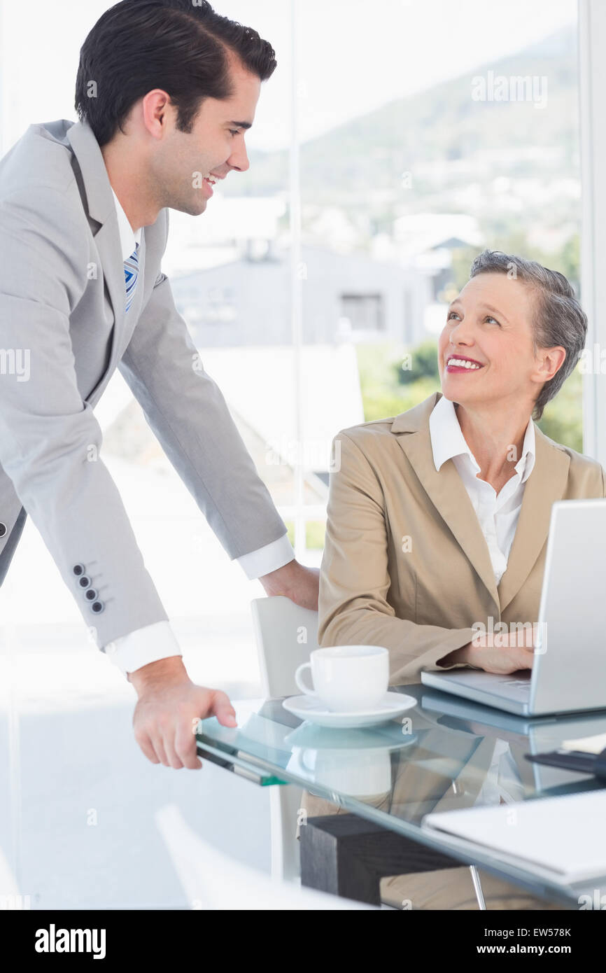 Business Partner di lavoro sul computer portatile Foto Stock