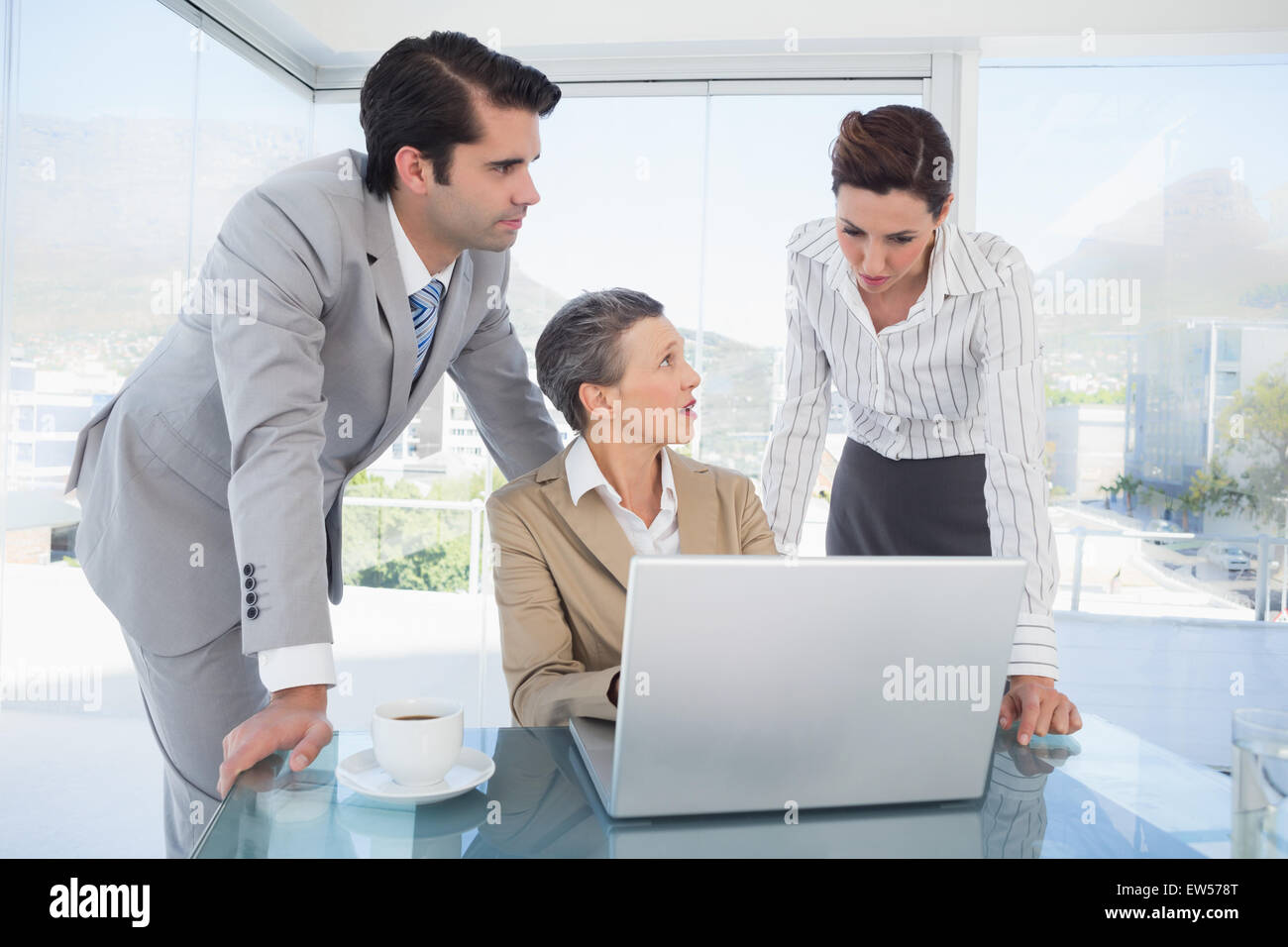 Business Partner di lavoro sul computer portatile Foto Stock
