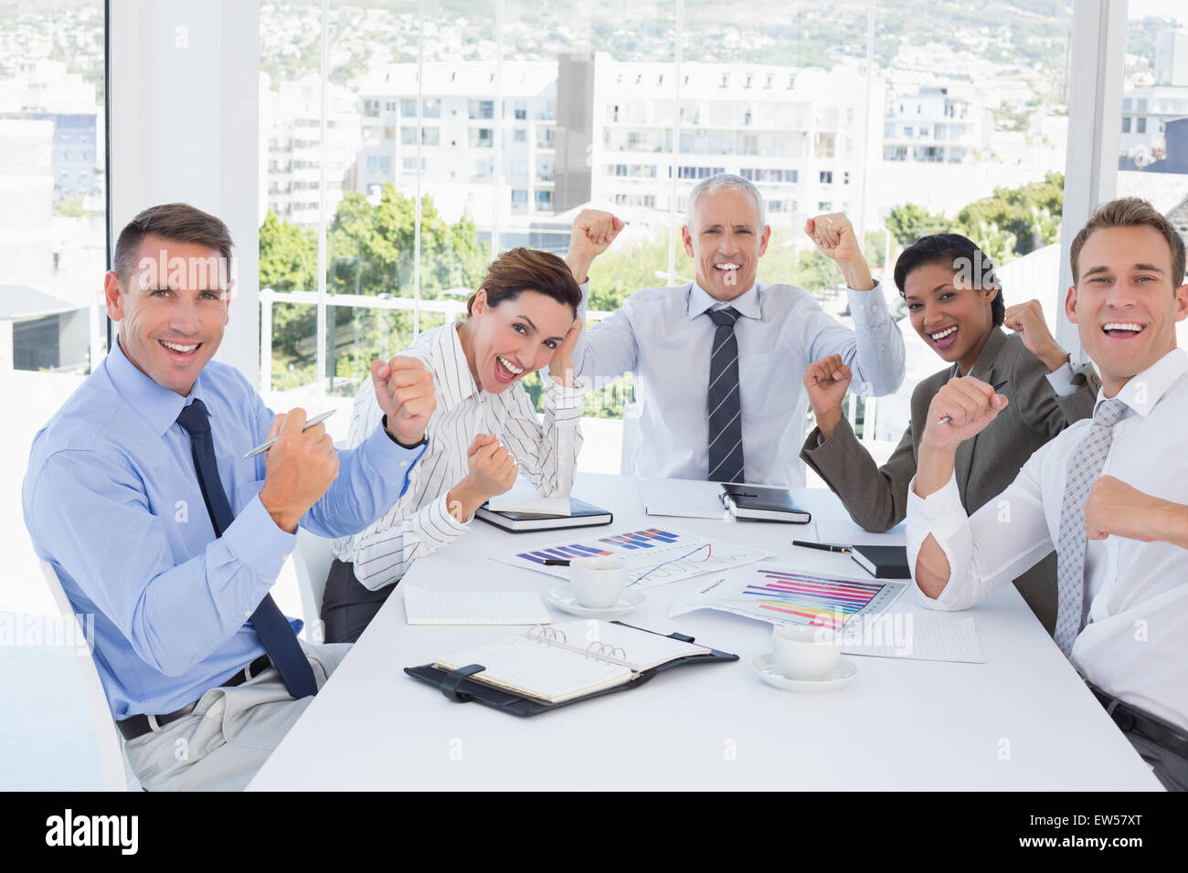 Il team Aziende per celebrare un buon lavoro Foto Stock