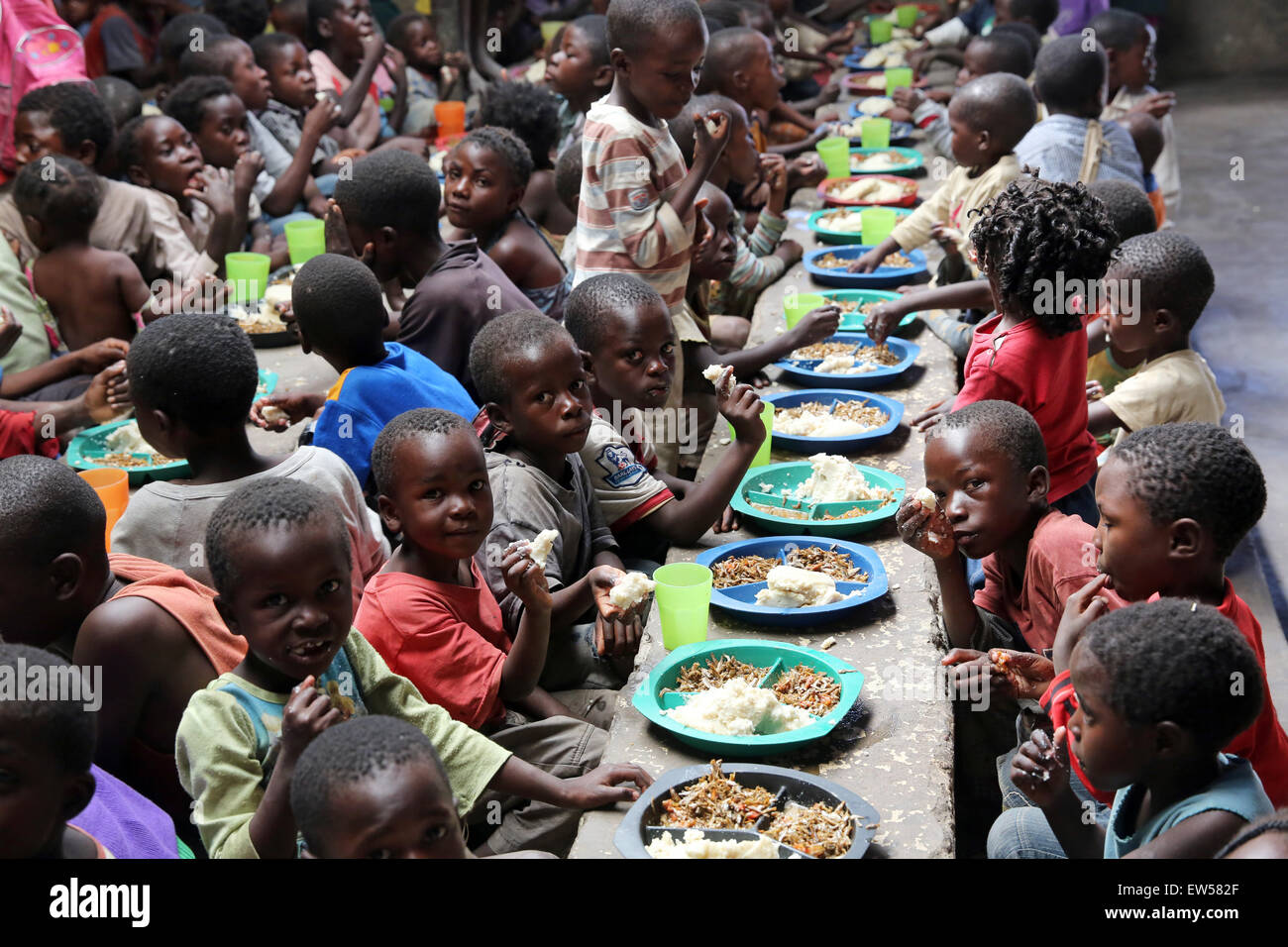 Alimentazione per gli orfani in un centro gestito dalla Chiesa cattolica, Township Chifubu di Ndola, Zambia, Africa Foto Stock