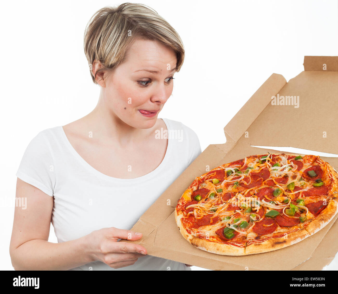Giovane donna guardando una pizza e drooling over, isolato su bianco Foto Stock