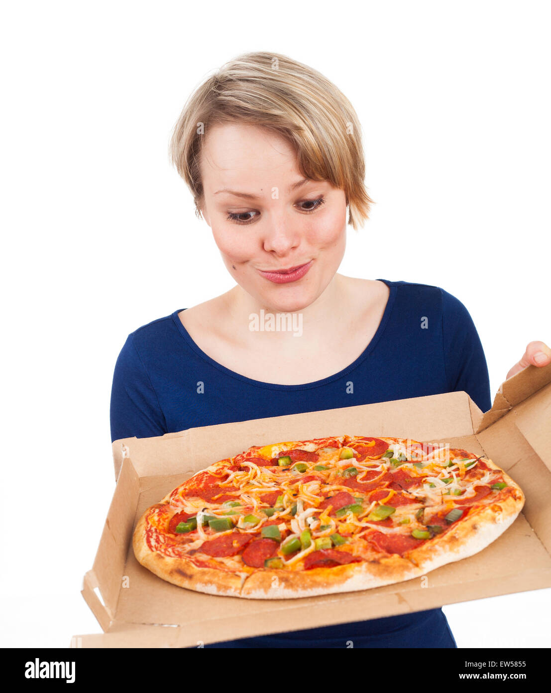 Giovane donna tenendo una pizza dal fast food e guardando molto attratto, isolato su bianco Foto Stock