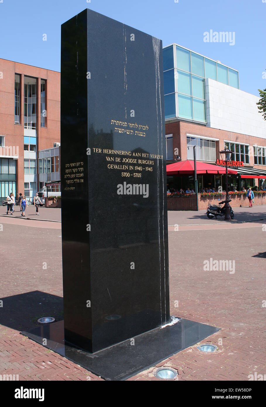 Monumento alla Resistenza ebraica (Joods Verzetmonument ) durante la II Guerra Mondiale ad Amsterdam in Olanda, angolo del fiume Amstel Foto Stock