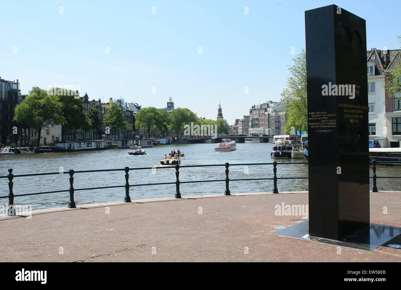 Monumento alla Resistenza ebraica (Joods Verzetmonument ) durante la II Guerra Mondiale ad Amsterdam in Olanda, angolo del fiume Amstel Foto Stock