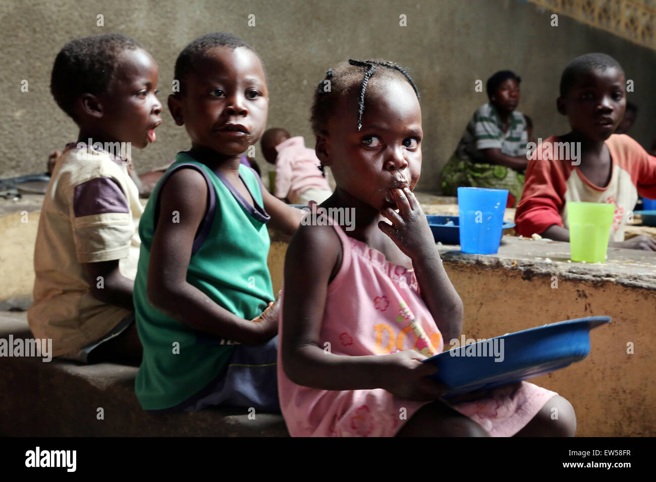 Alimentazione per gli orfani in un centro gestito dalla Chiesa cattolica, Township Chifubu di Ndola, Zambia, Africa Foto Stock