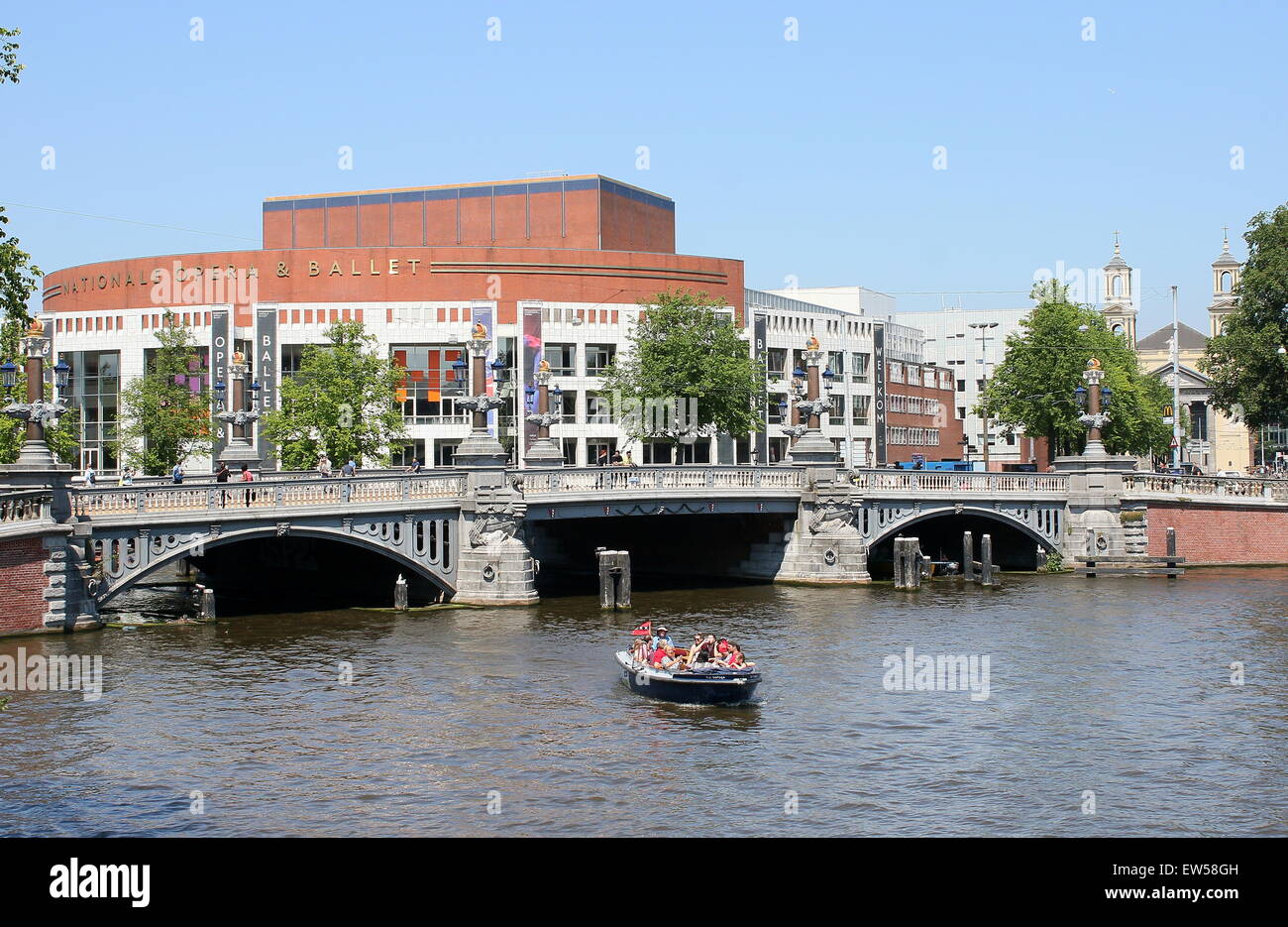 Edificio Stopera Amsterdam, Paesi Bassi. City Hall & home della nazionale olandese per Opera e Balletto. Fiume Amstel & Blauwbrug bridge. Foto Stock