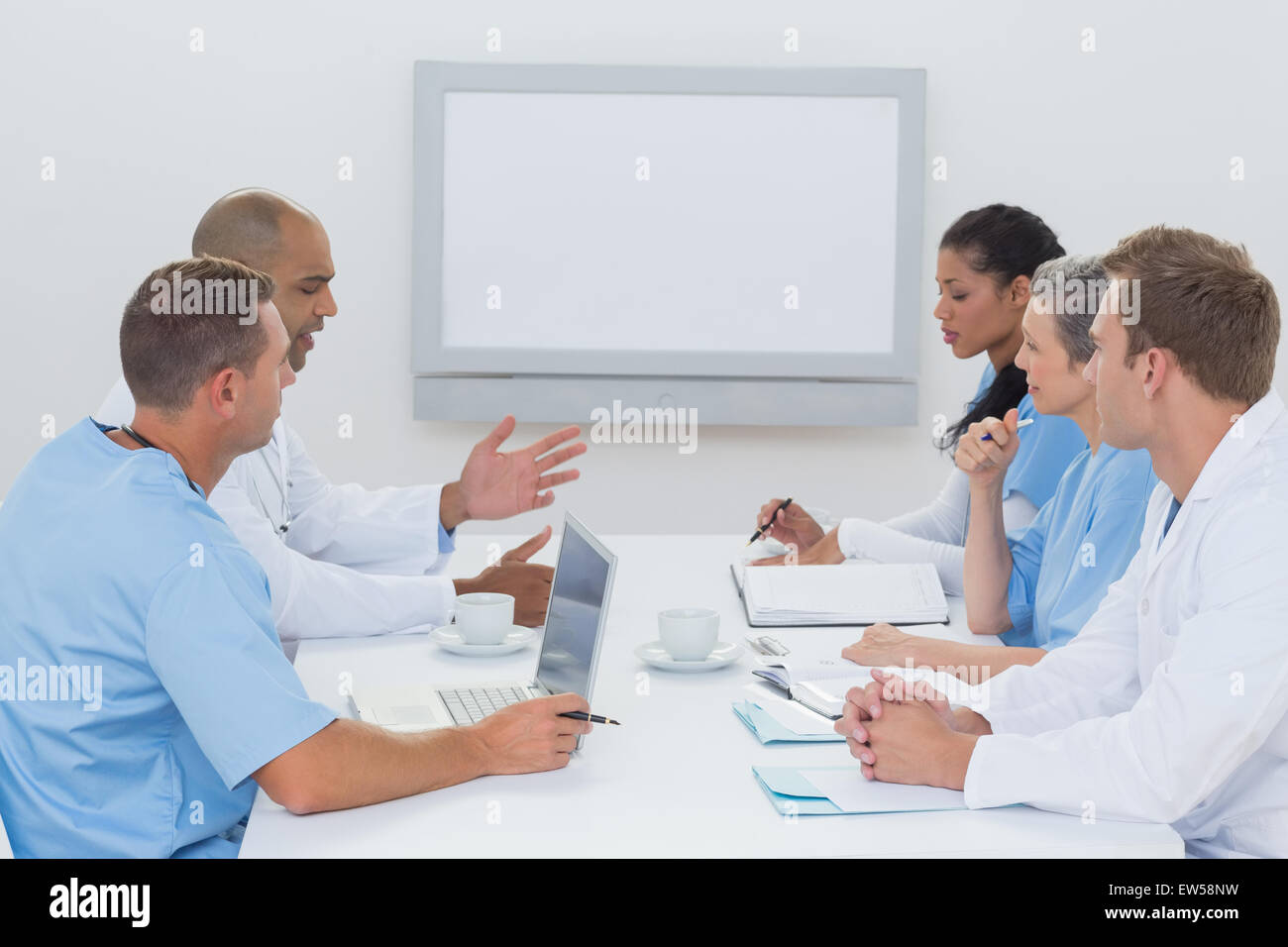 Team di medici aventi una riunione Foto Stock