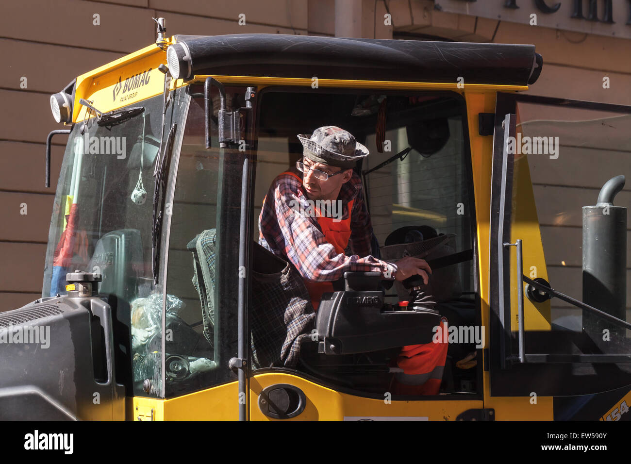 San Pietroburgo, Russia - 30 Maggio 2015: l'uomo al lavoro di vapore industriale rullo conducente in cabina Foto Stock