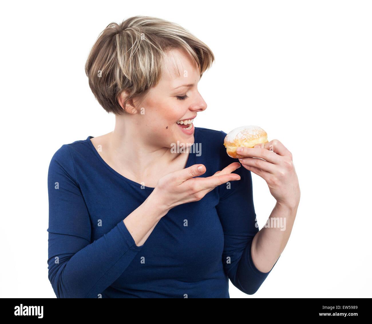 Giovane donna entusiasta di mangiare una ciambella, isolato su bianco Foto Stock