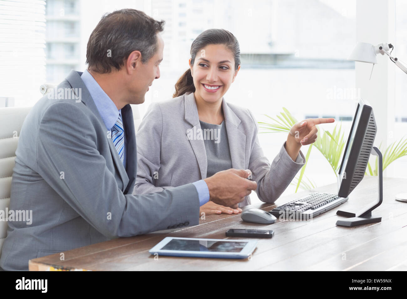 Imprenditrice lavorando con il team mate Foto Stock