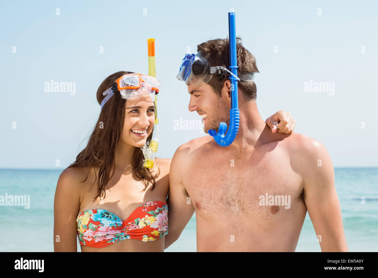 Felice Coppia sorridente ad ogni altro con maschera e snorkel Foto Stock