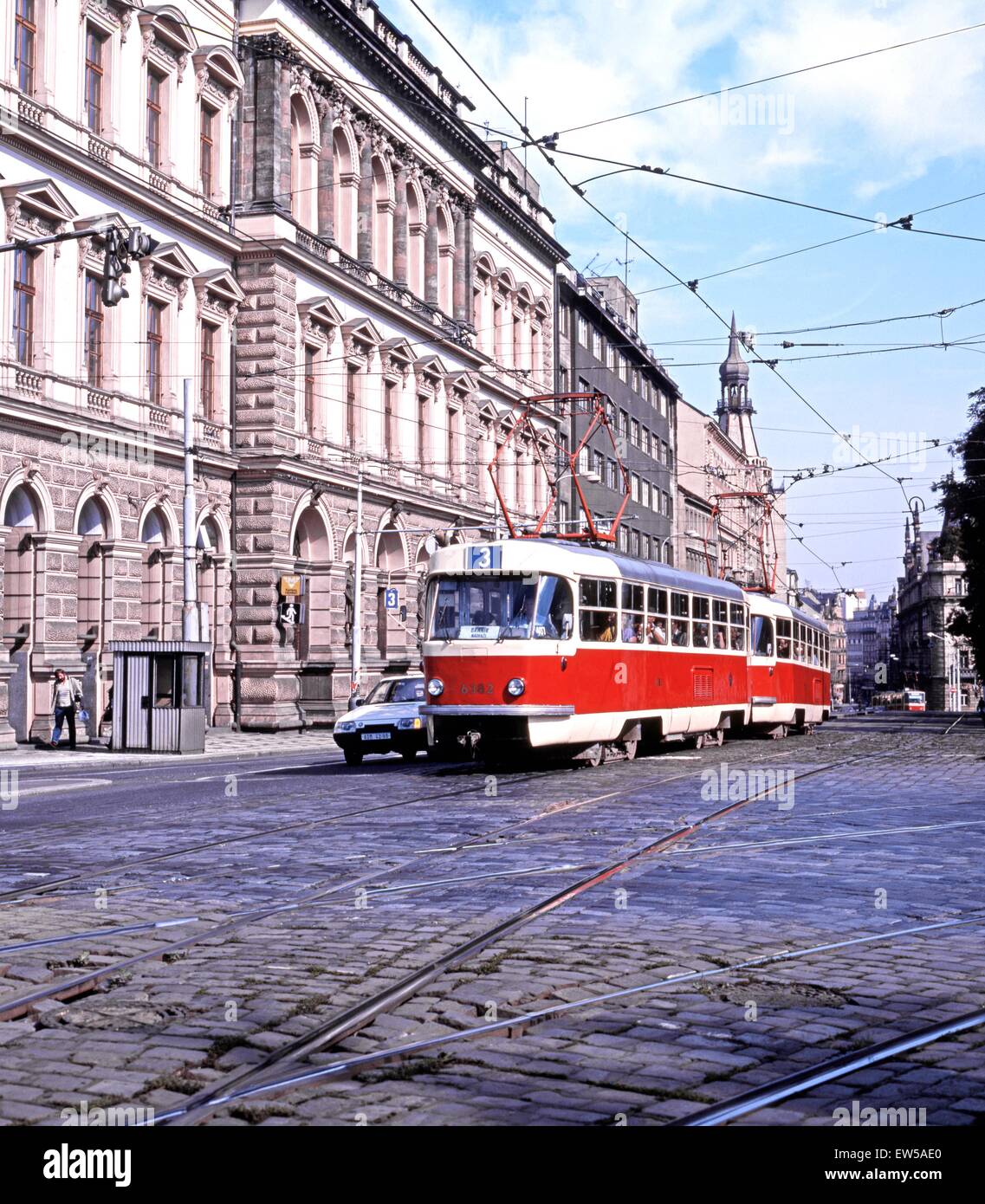Red tram viaggiano attraverso le strade della città, Praga, Repubblica Ceca, Europa Centrale. Foto Stock
