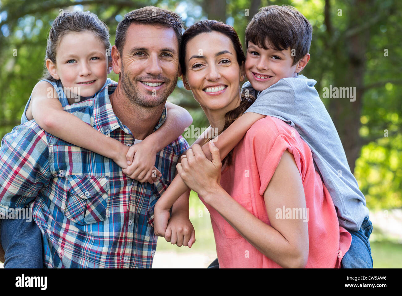 La famiglia felice nel parco insieme Foto Stock