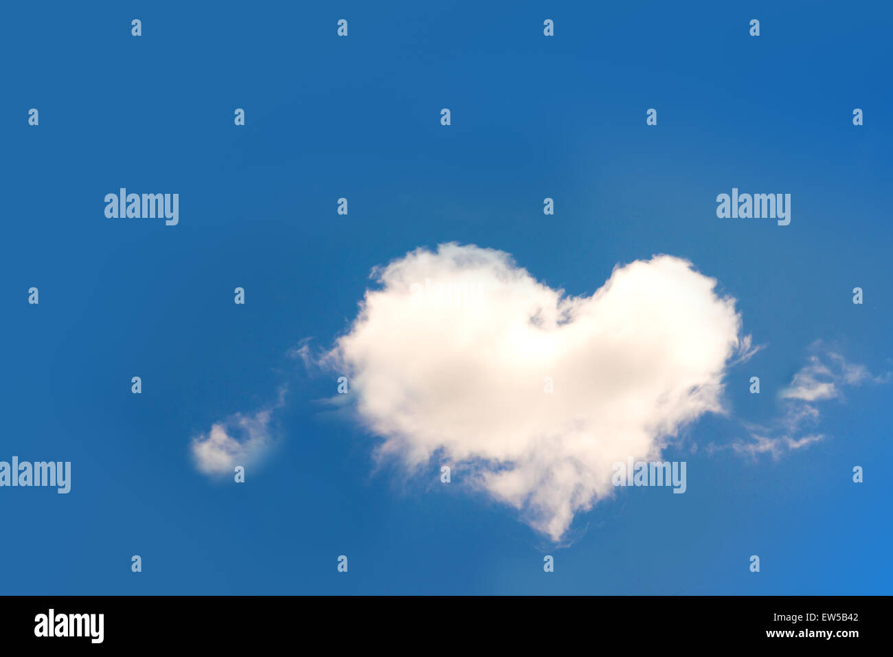 A forma di cuore in cloud cielo blu Foto Stock