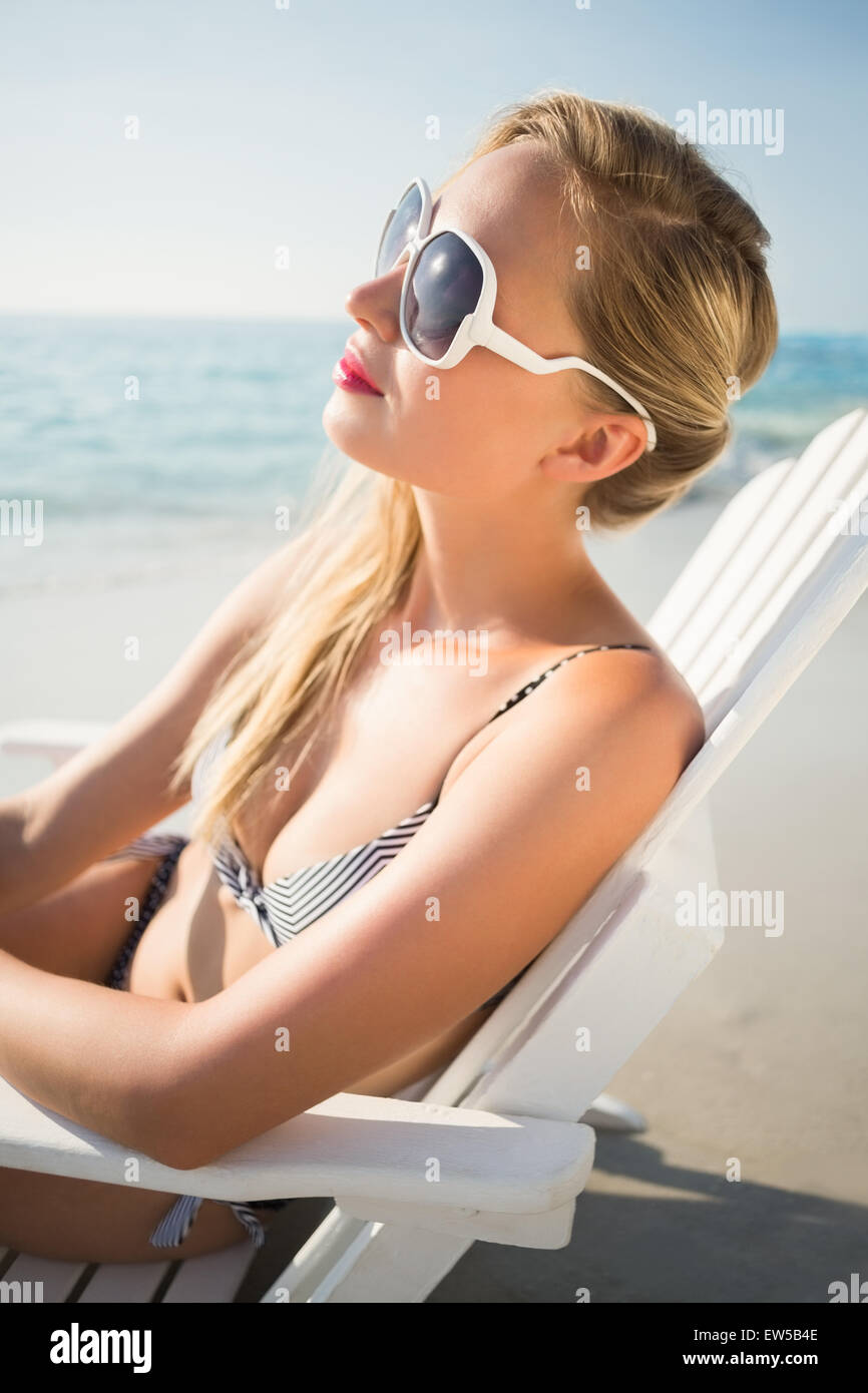 Bella donna bionda in una giornata di sole Foto Stock