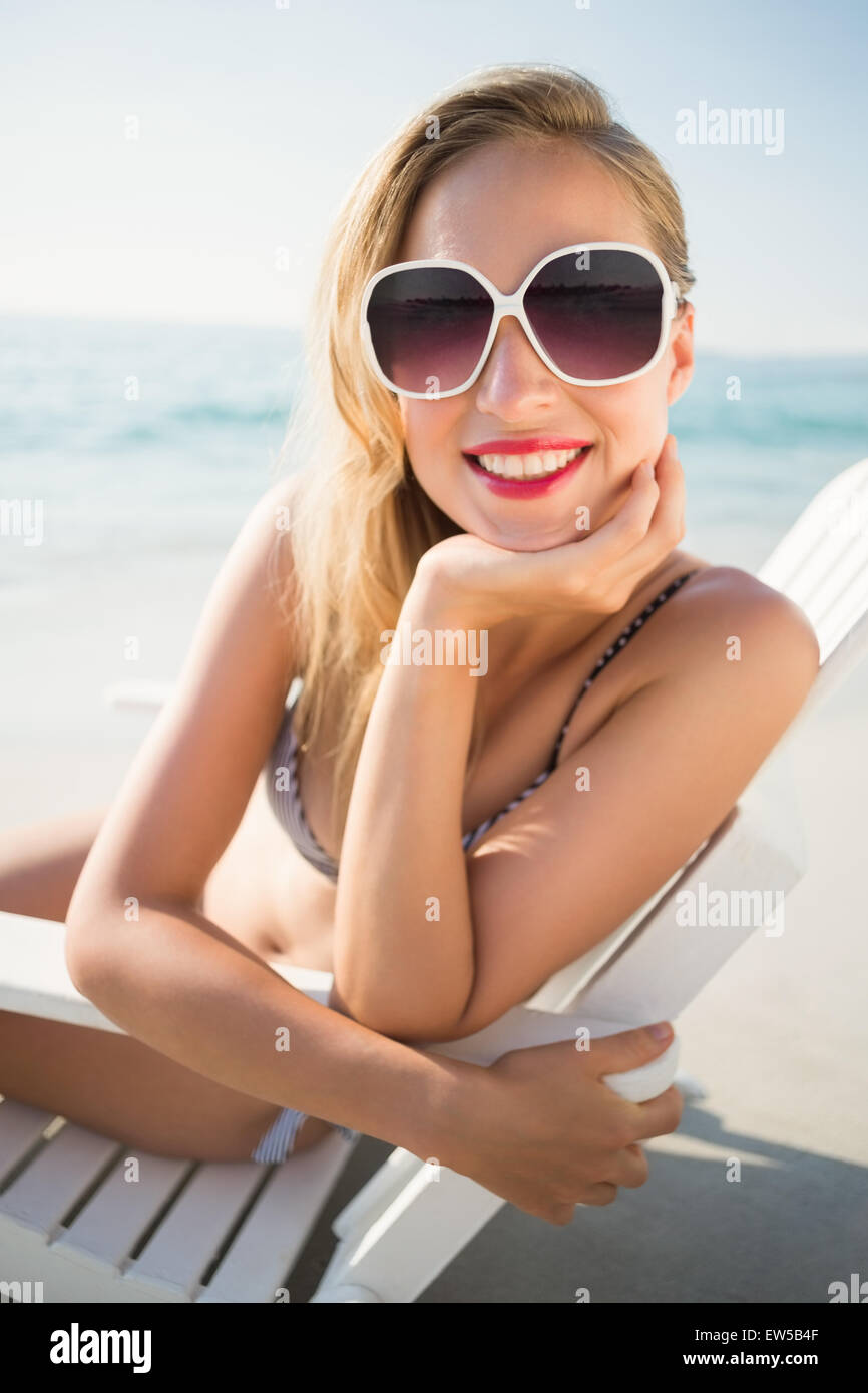 Bella donna bionda in una giornata di sole Foto Stock